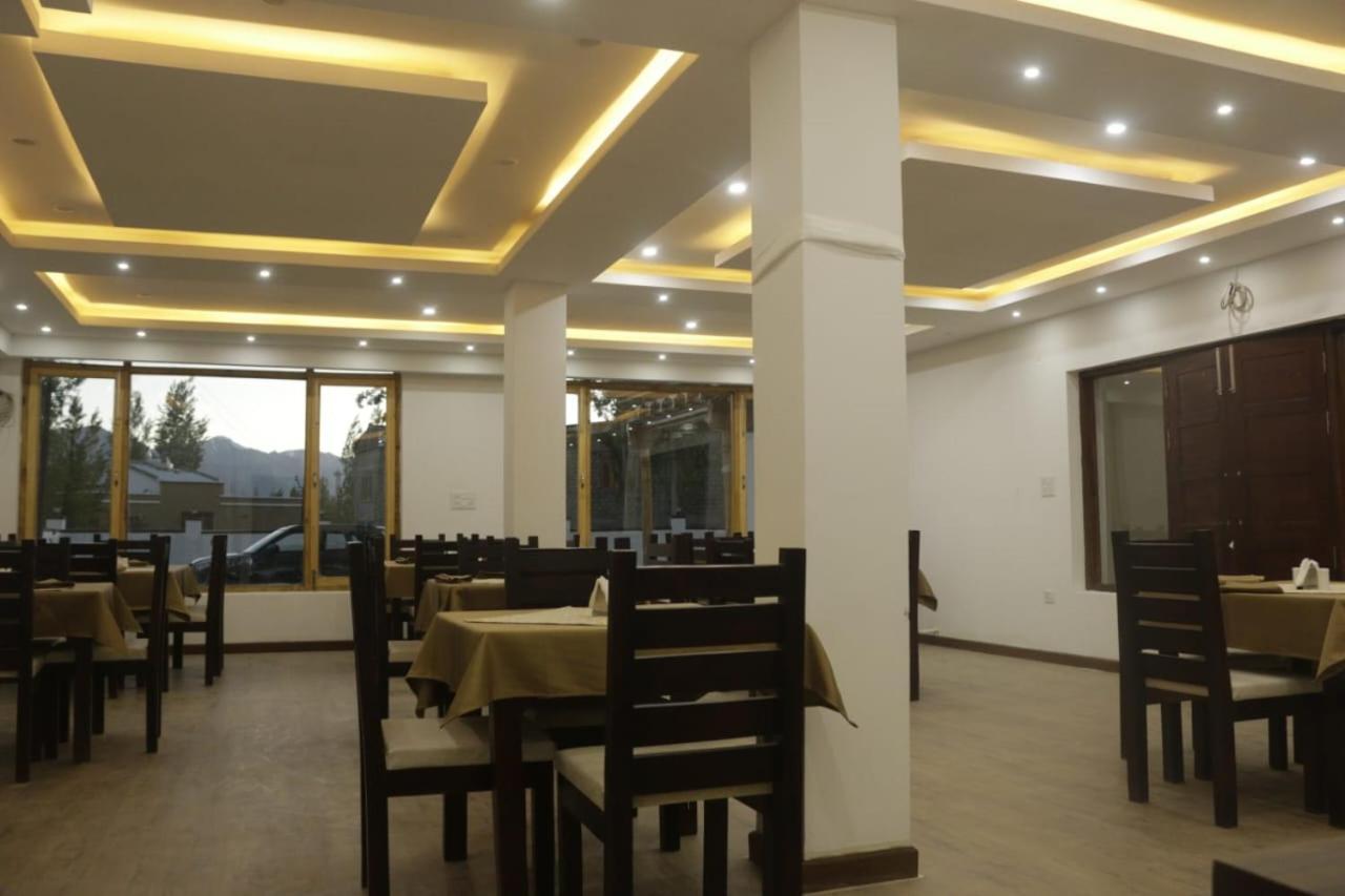 Lha-Zes Hotel เลห์ ภายนอก รูปภาพ