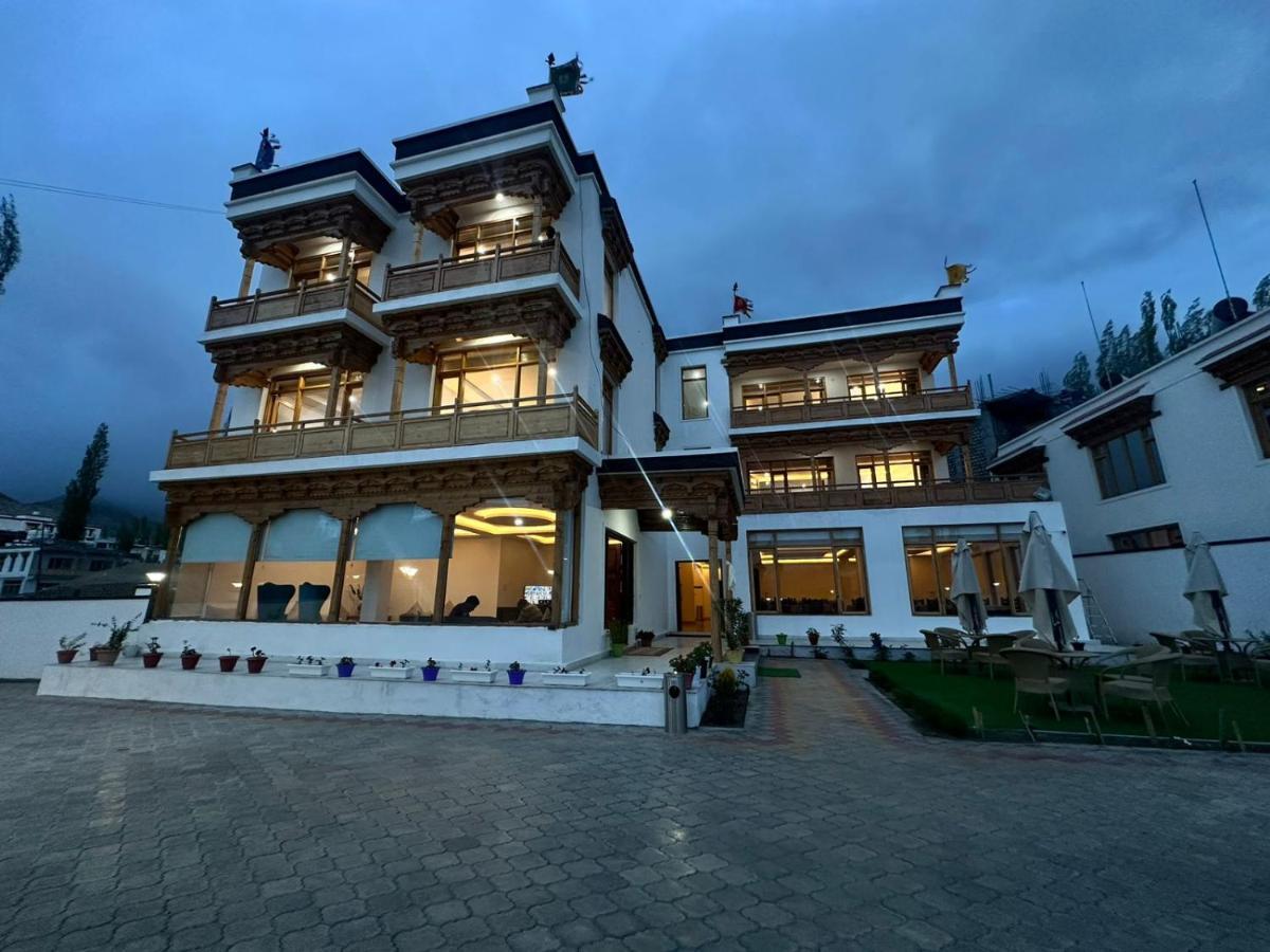 Lha-Zes Hotel เลห์ ภายนอก รูปภาพ