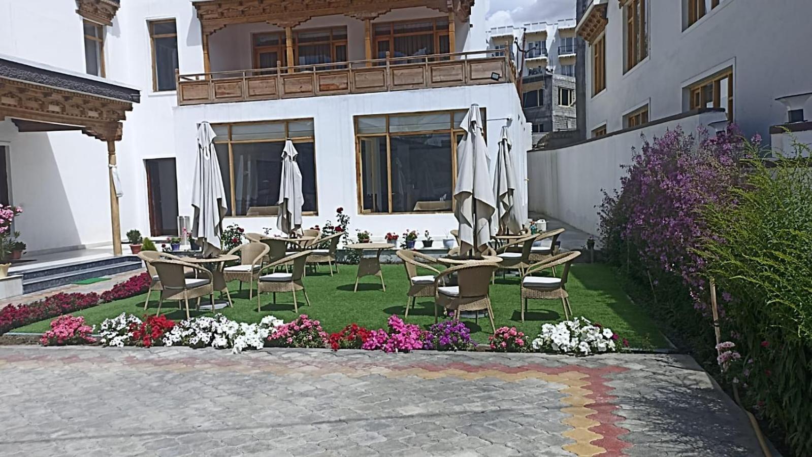 Lha-Zes Hotel เลห์ ภายนอก รูปภาพ