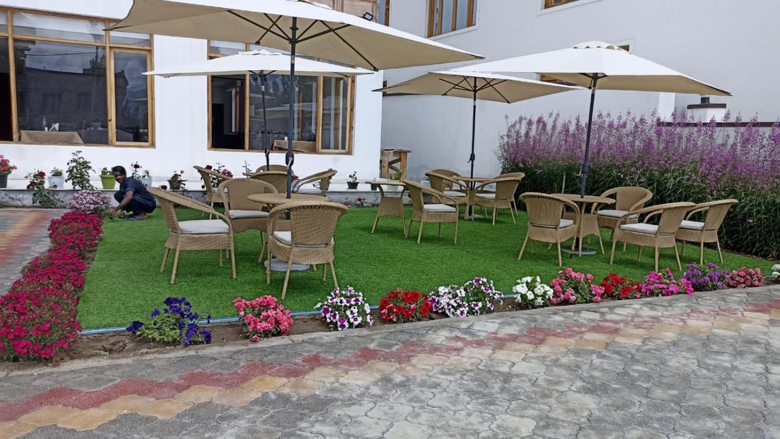 Lha-Zes Hotel เลห์ ภายนอก รูปภาพ