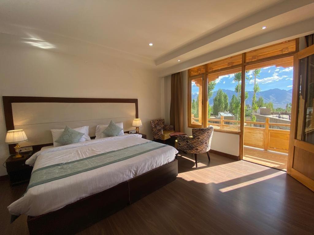 Lha-Zes Hotel เลห์ ภายนอก รูปภาพ