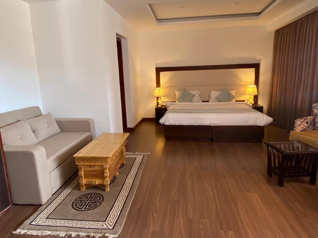 Lha-Zes Hotel เลห์ ภายนอก รูปภาพ