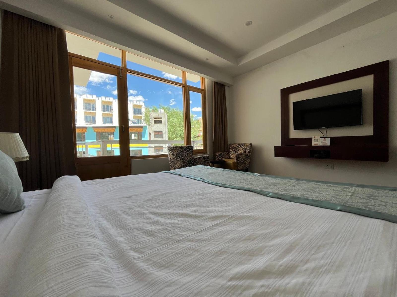 Lha-Zes Hotel เลห์ ภายนอก รูปภาพ