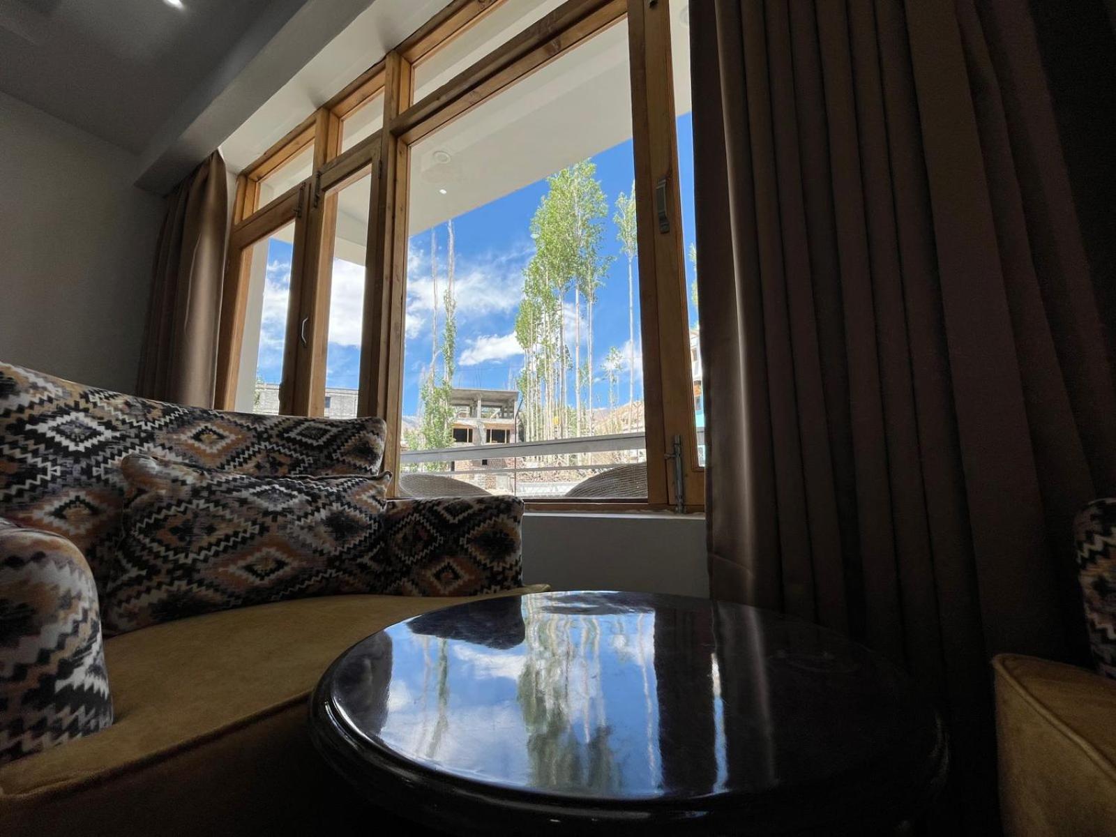 Lha-Zes Hotel เลห์ ภายนอก รูปภาพ