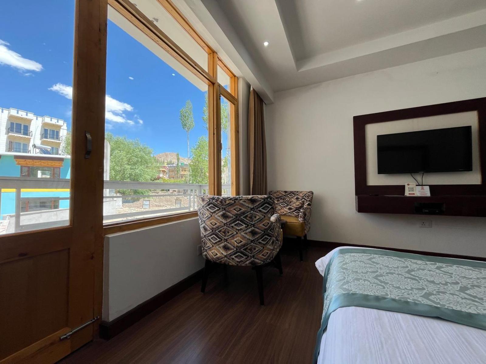 Lha-Zes Hotel เลห์ ภายนอก รูปภาพ