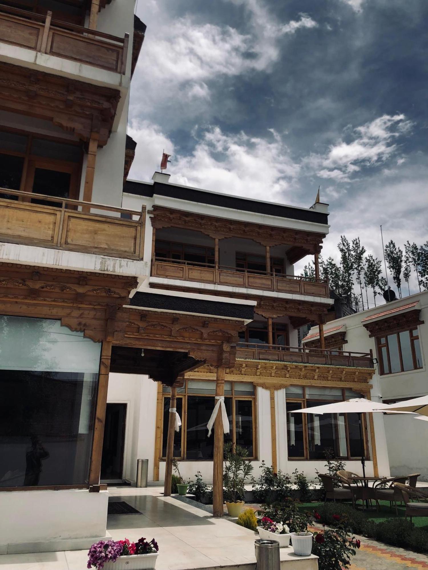 Lha-Zes Hotel เลห์ ภายนอก รูปภาพ