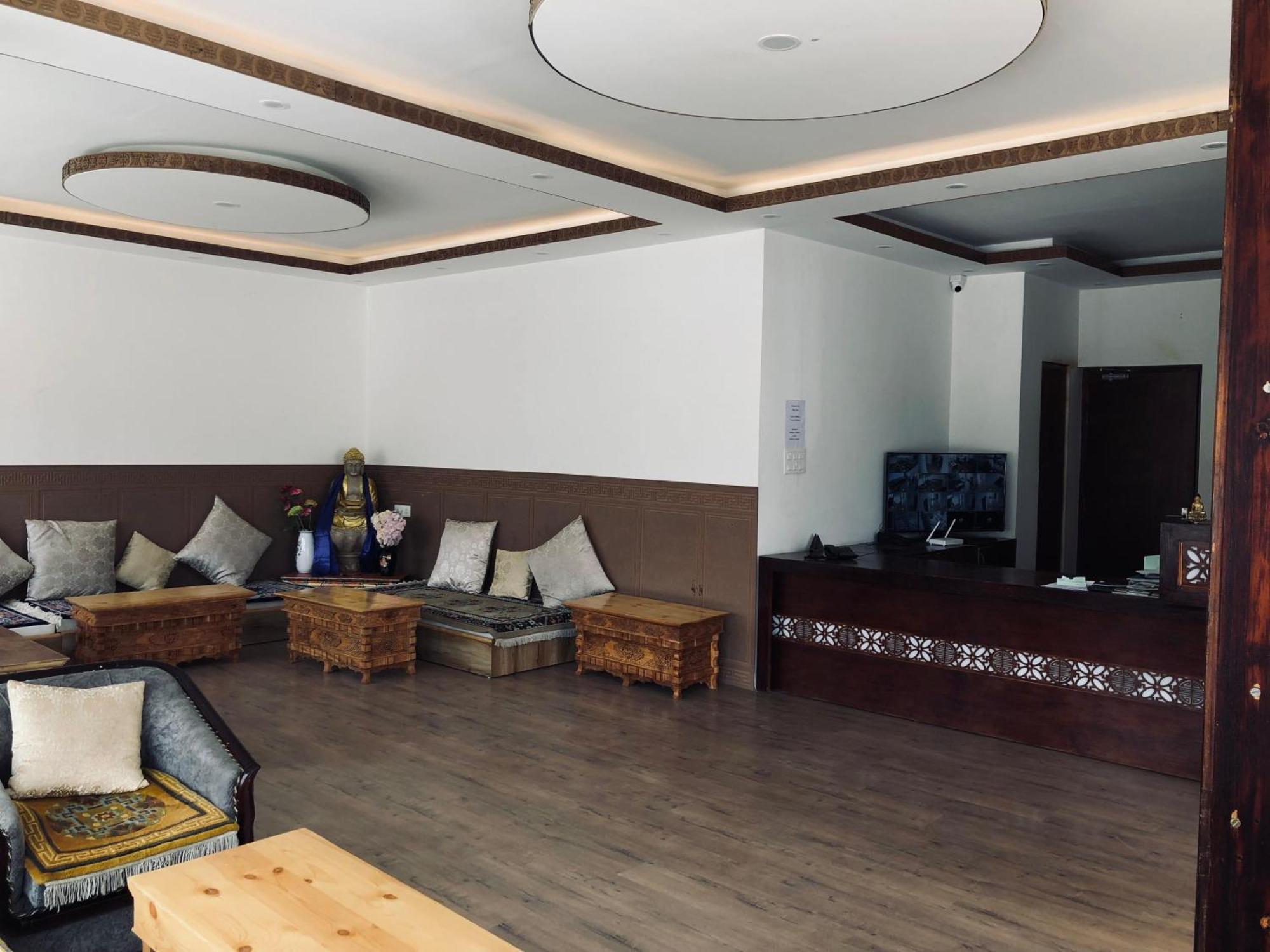 Lha-Zes Hotel เลห์ ภายนอก รูปภาพ